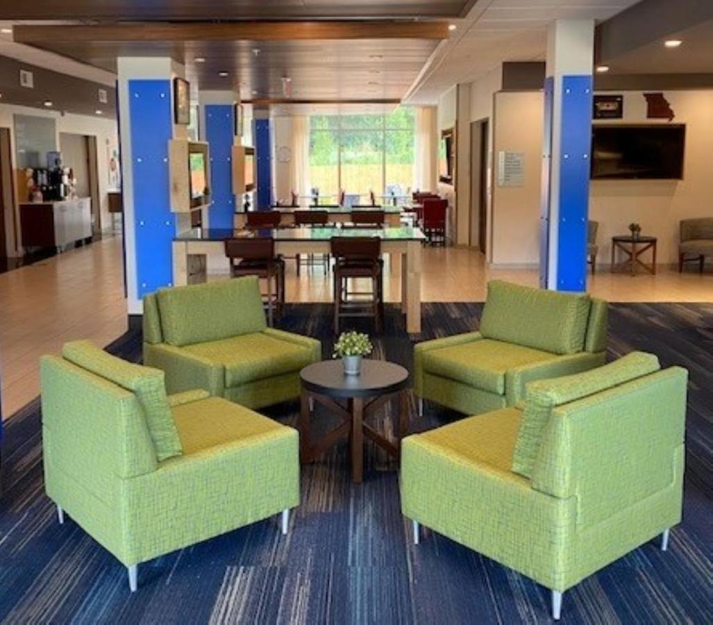 Holiday Inn Express & Suites Warrensburg North By Ihg Exterior photo
