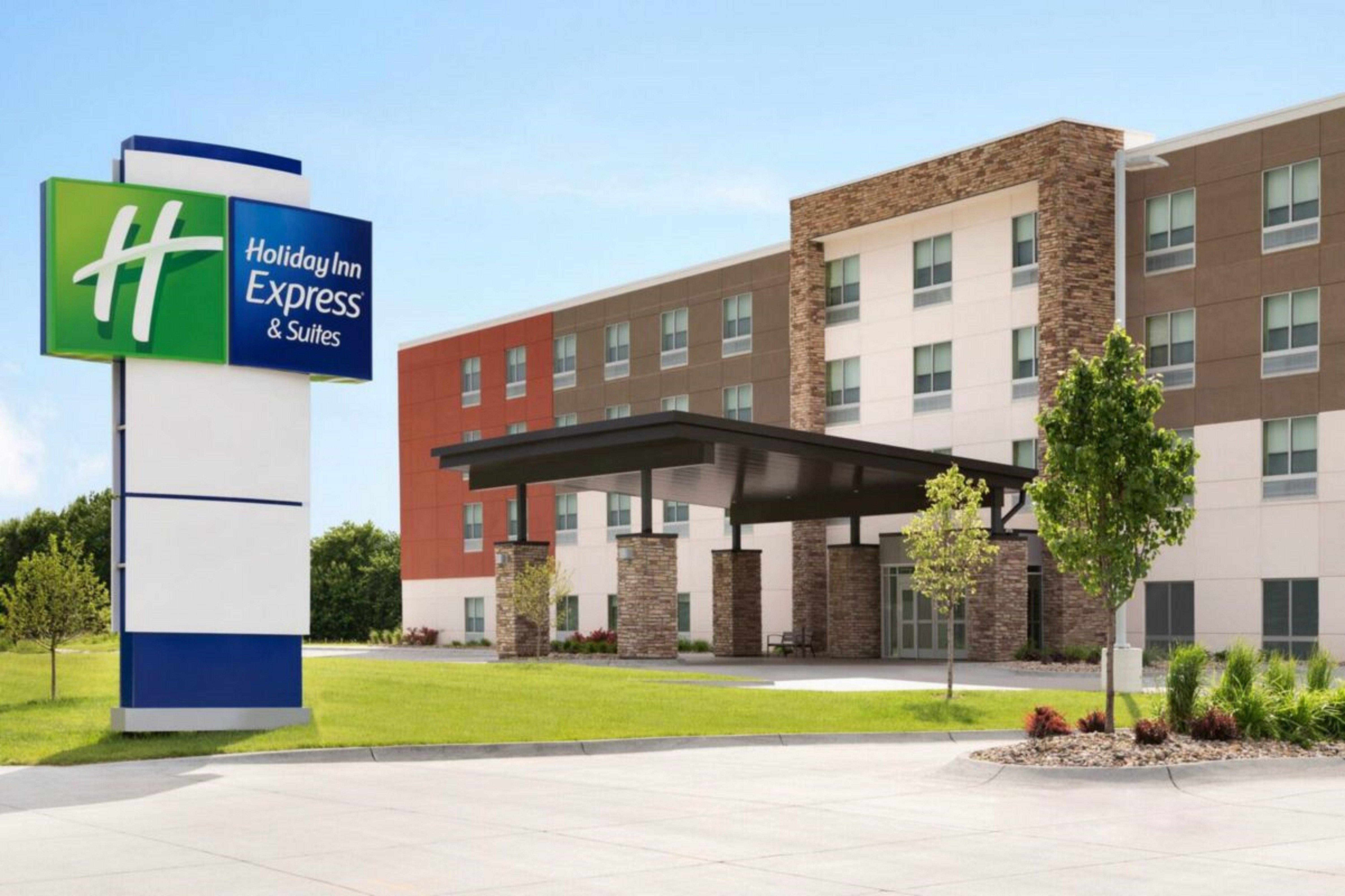Holiday Inn Express & Suites Warrensburg North By Ihg Exterior photo